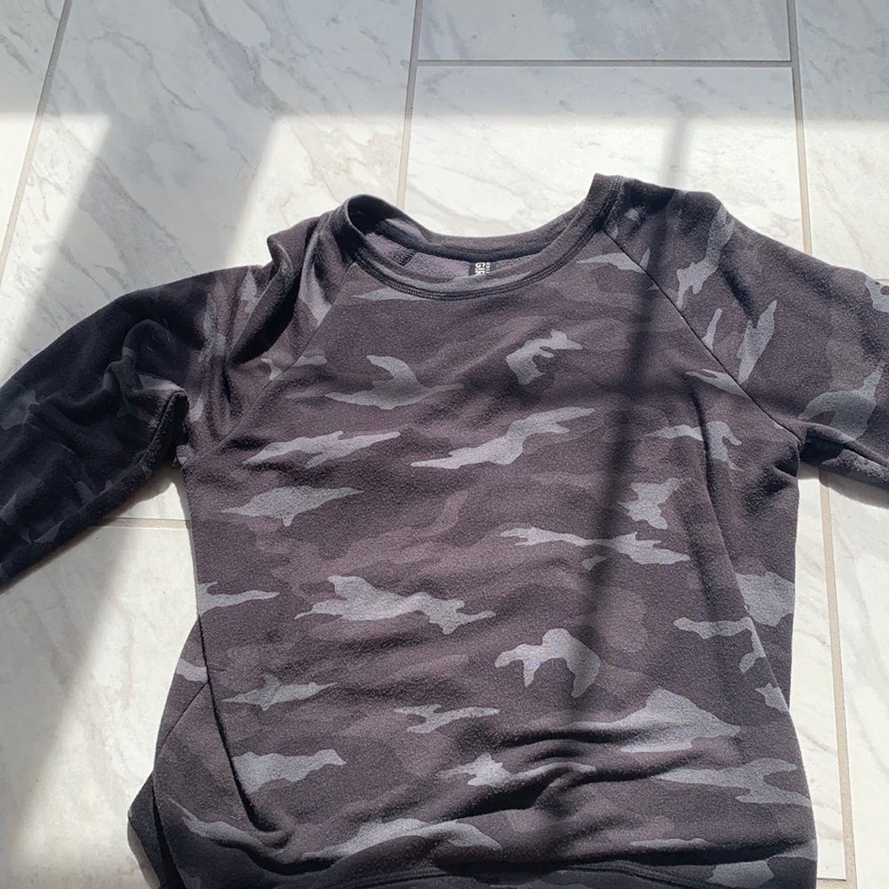 Size 14 athleta girl camo girls sweatshirt with thumb holes and minor piling